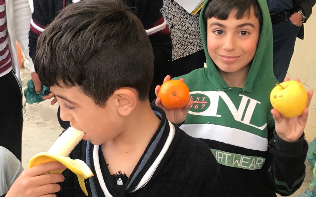 Refugee Yezidi kids are happy about fruit and school