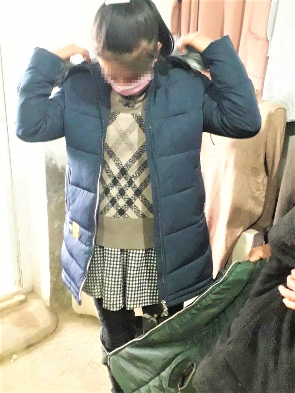 Deaf girl receives winter clothes